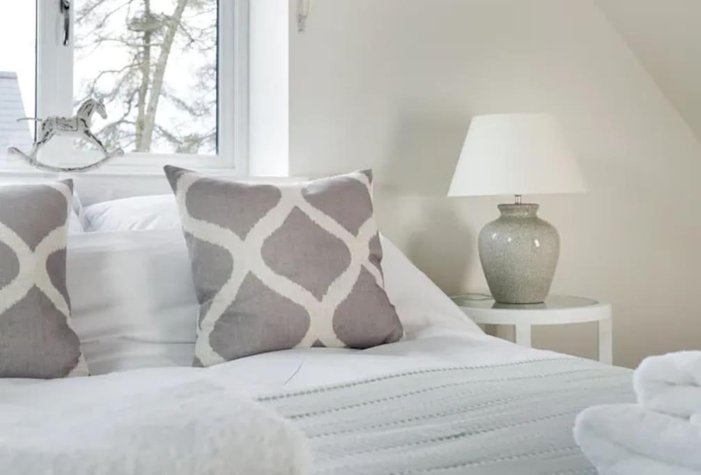 Stone Barn, Contemporary Barn Conversion チェルトナム エクステリア 写真
