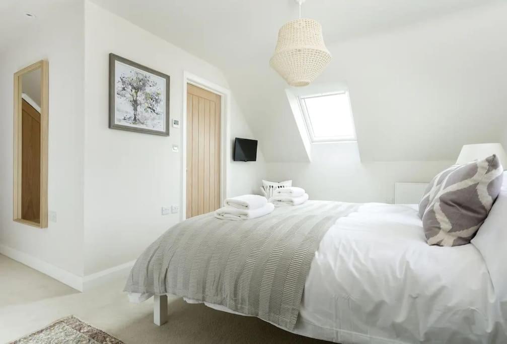 Stone Barn, Contemporary Barn Conversion チェルトナム エクステリア 写真