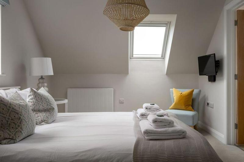 Stone Barn, Contemporary Barn Conversion チェルトナム エクステリア 写真
