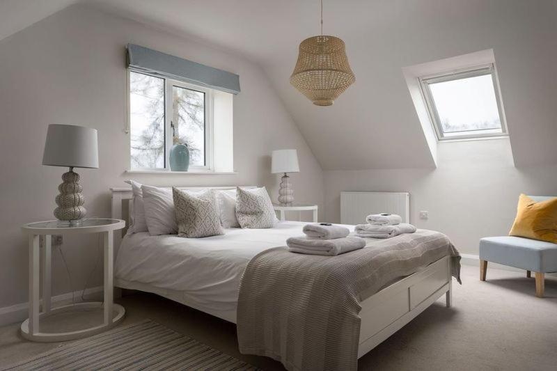 Stone Barn, Contemporary Barn Conversion チェルトナム エクステリア 写真